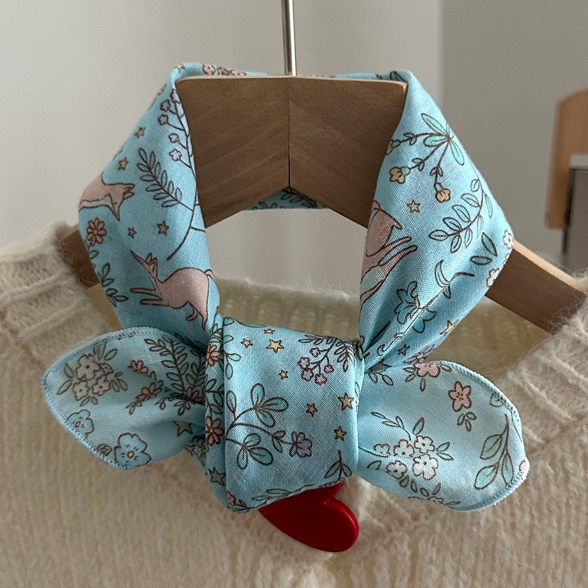 A Pair of Women's Floral Fox P – обзор и цена Travel Accessories Neck