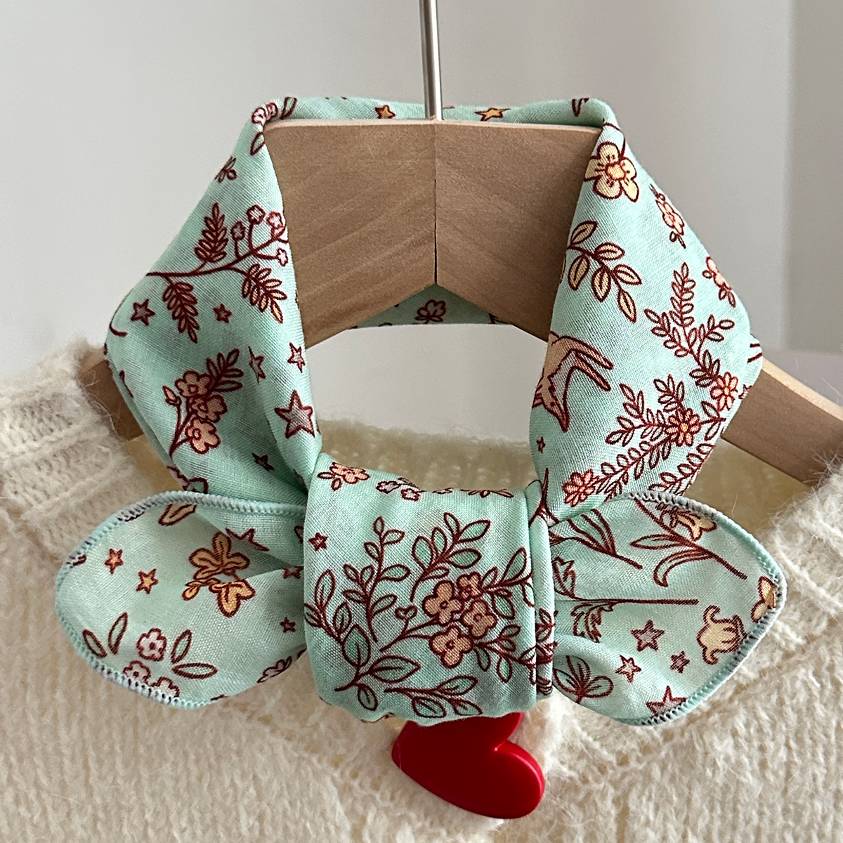 A Pair of Women's Floral Fox P – обзор и цена Travel Accessories Neck